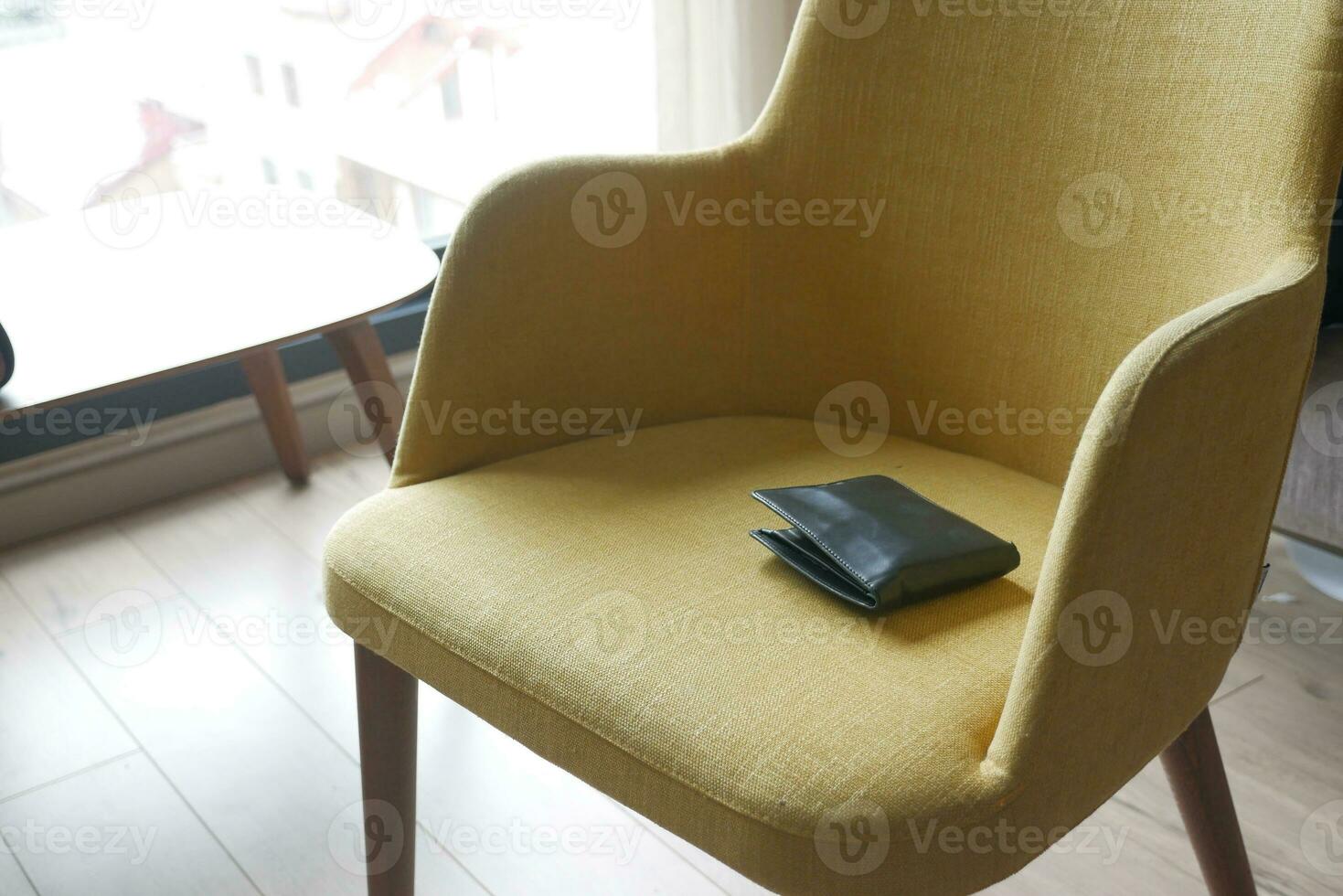 links portemonnee Aan een sofa Bij huis foto