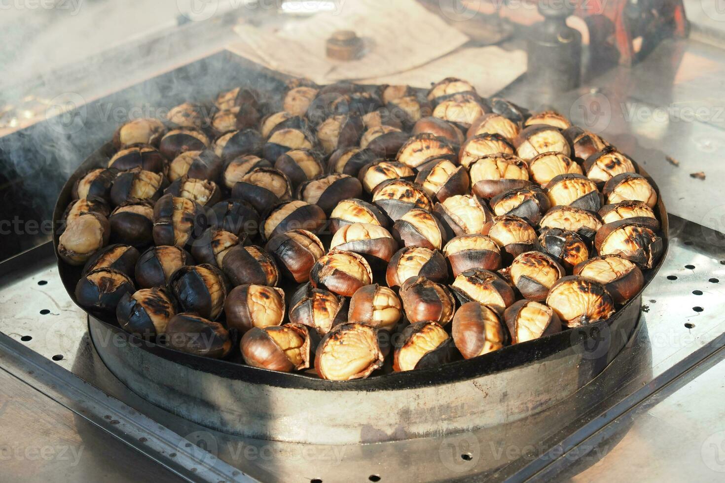 traditioneel Istanbul straat voedsel gegrild kastanjes in een rij foto