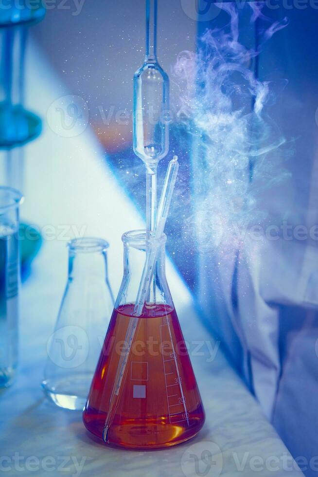 glas laboratorium kolven met chemisch stof en magie gloed. maken een magie toverdrank. foto