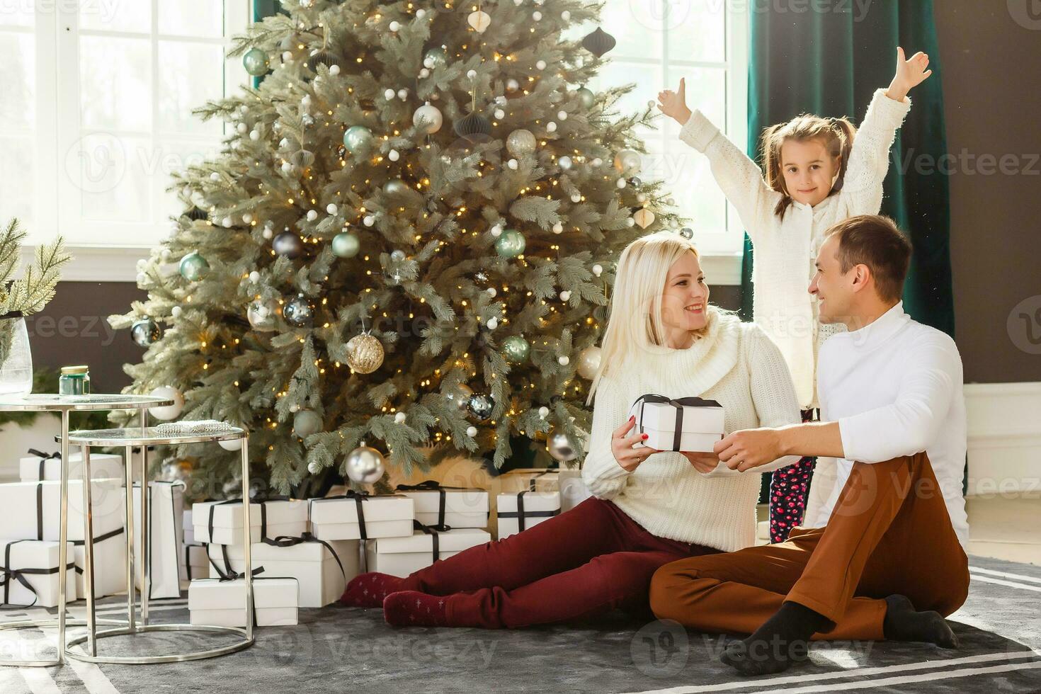 familie, kerstmis, Kerstmis, winter, geluk en mensen concept - glimlachen familie met veel geschenk dozen foto
