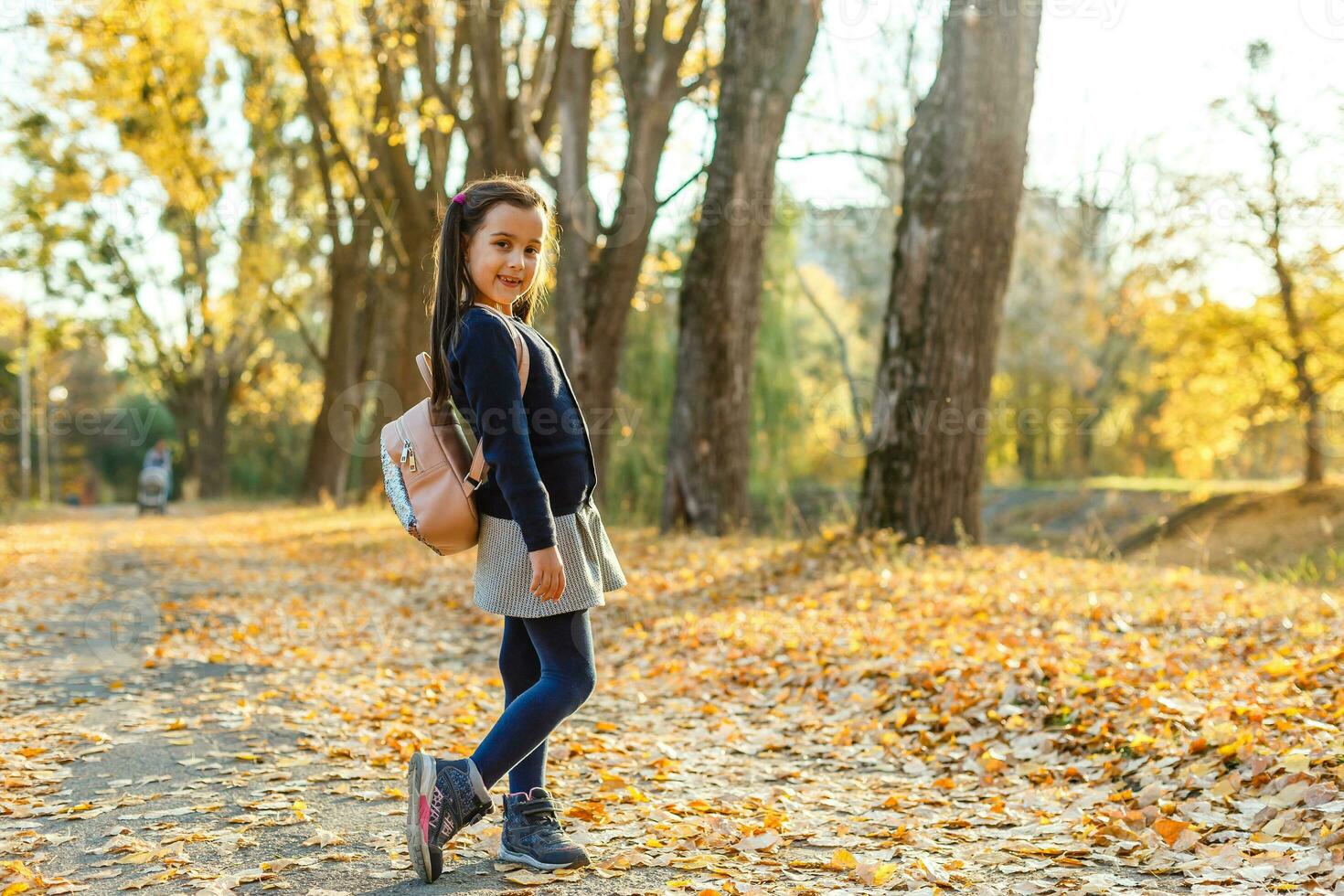 schattig meisje met rugzak gaan naar school- foto