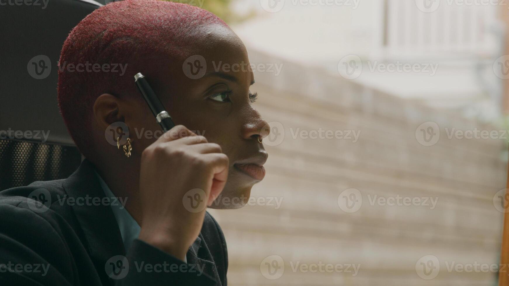 close-up van vrouw die werkt met computertoetsenbord en pen foto