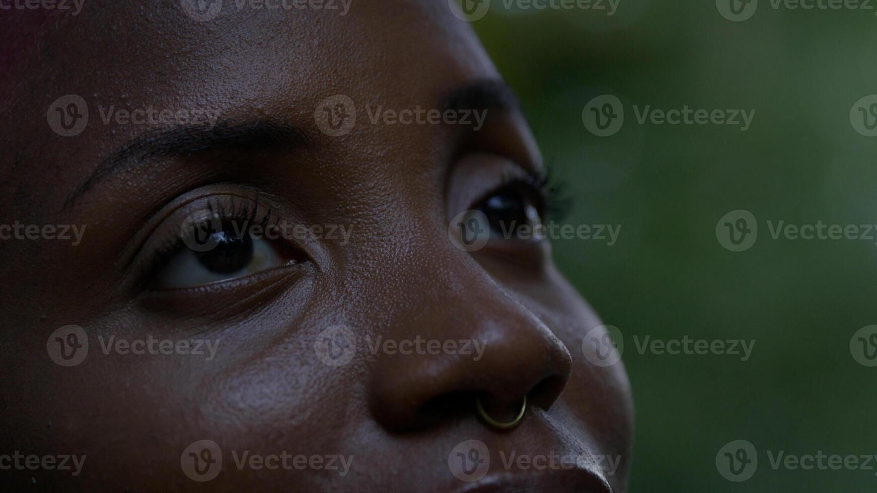 jonge vrouw opzoeken en glimlachen foto