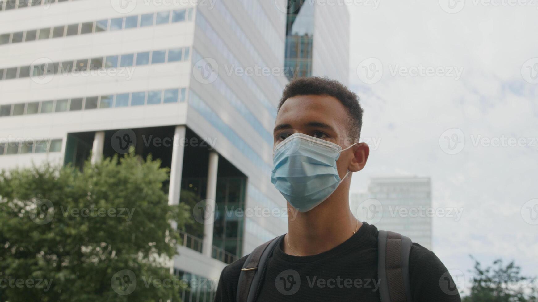 portret van een jonge man met een beschermend gezichtsmasker in de stad foto