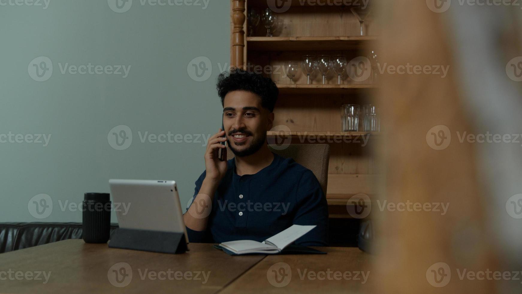 jonge man op telefoon werken vanuit huis foto