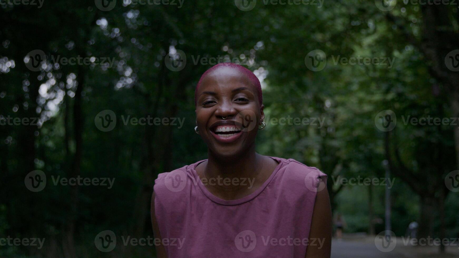 portret van een jonge vrouw in het park glimlachend en lachend foto