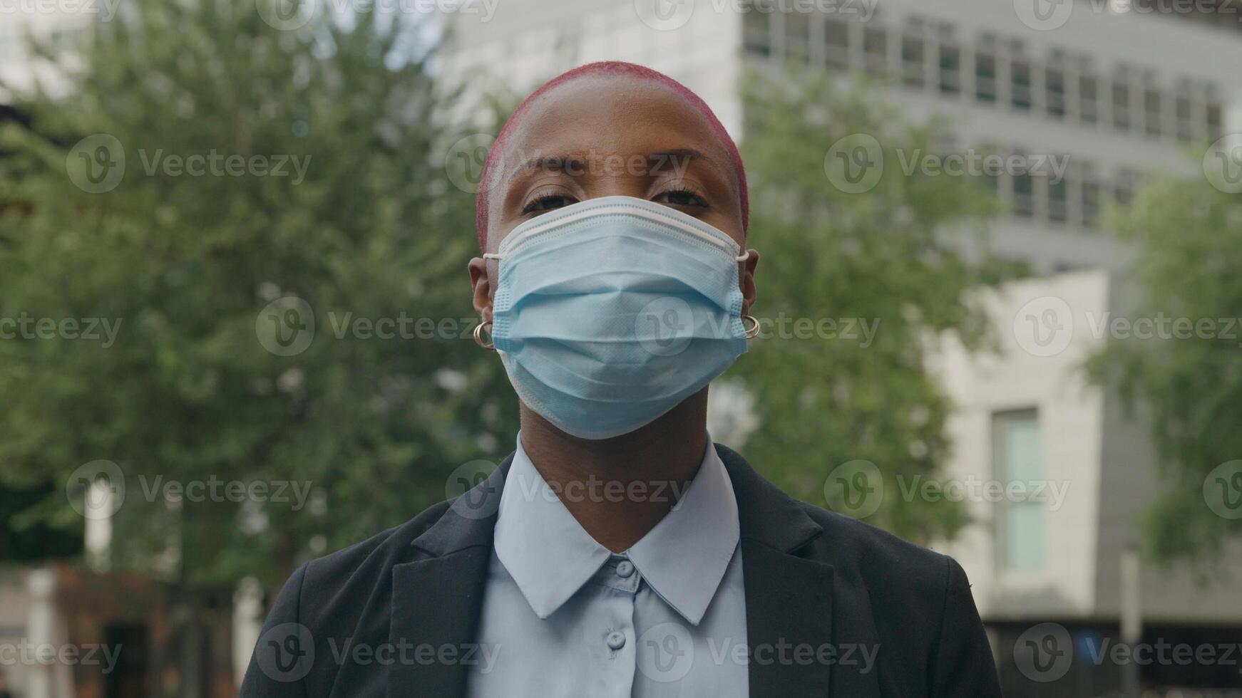 portret van een jonge vrouw die een beschermend gezichtsmasker opzet foto