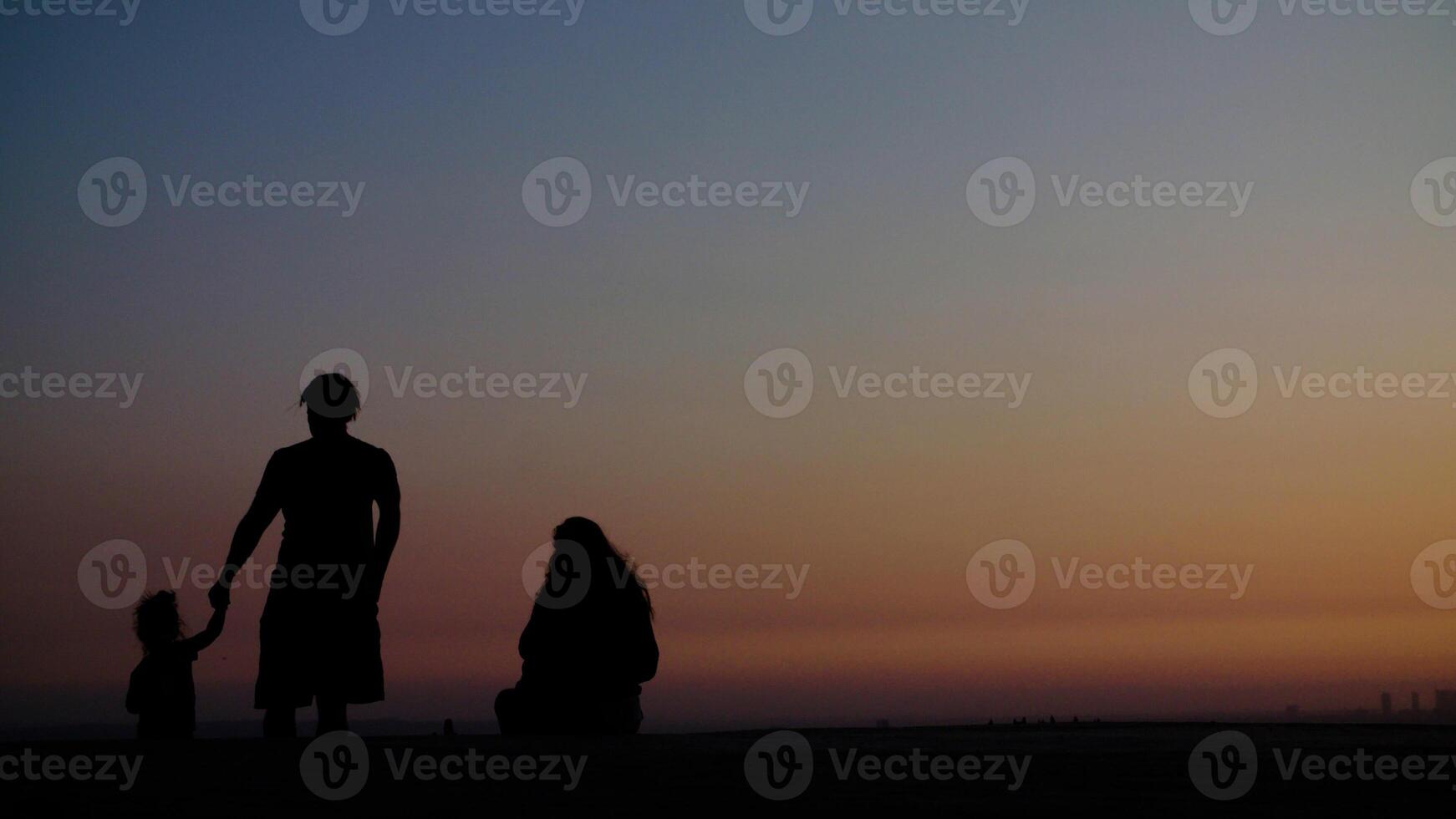 portret van familie op strand bij zonsondergang foto