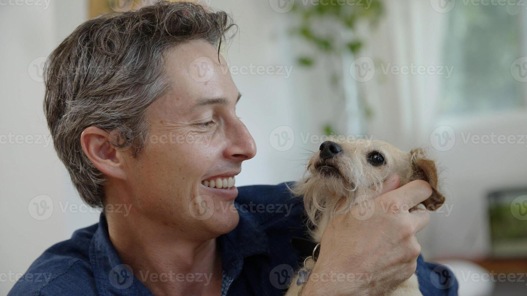 portret van man kussende hond foto