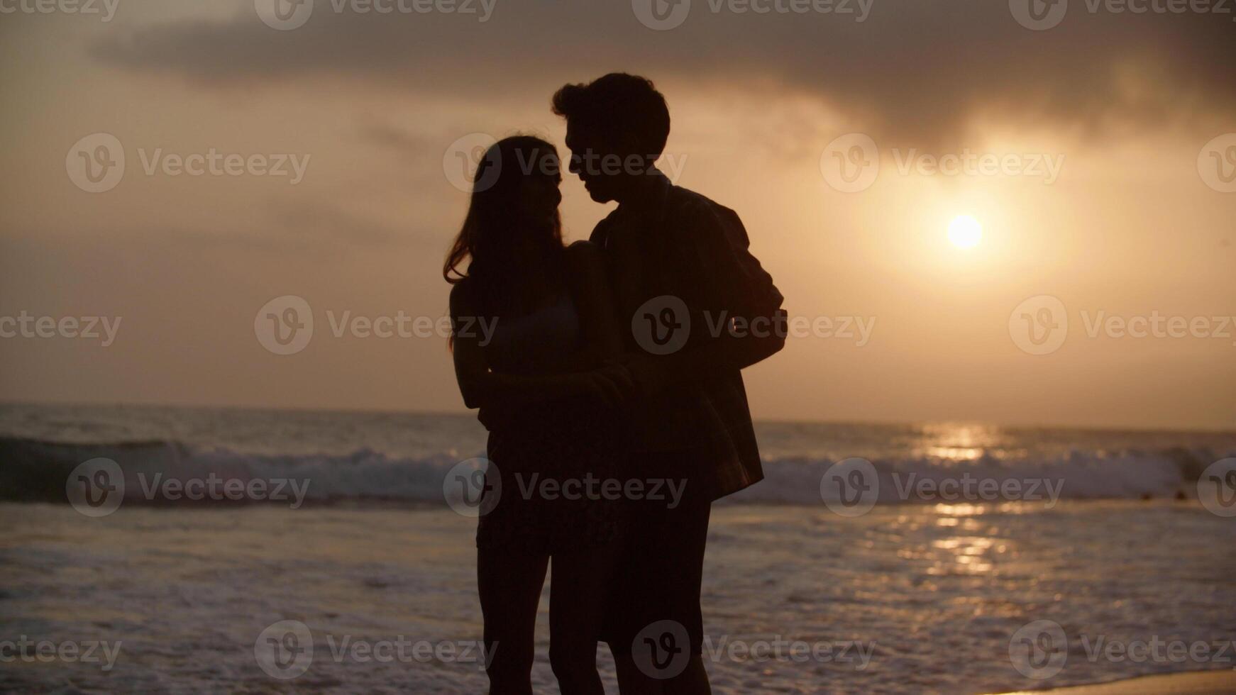 portret van een jong koppel dat op het strand danst? foto