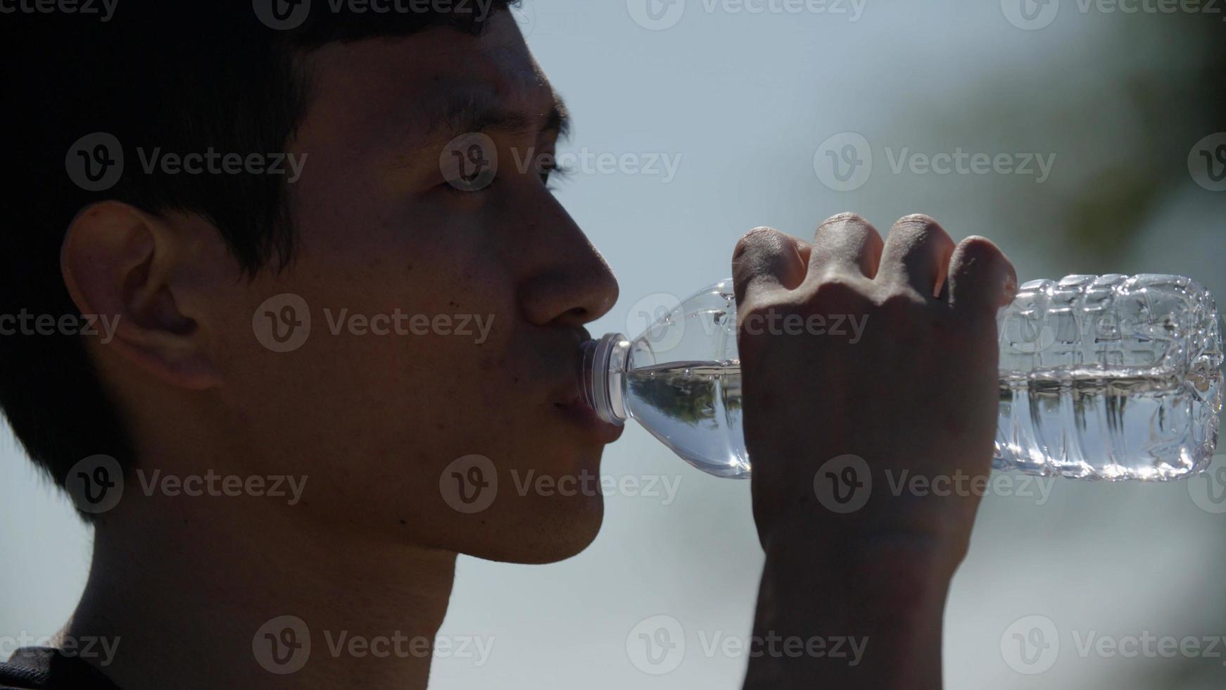 portret van een volwassen man die water drinkt na het sporten foto