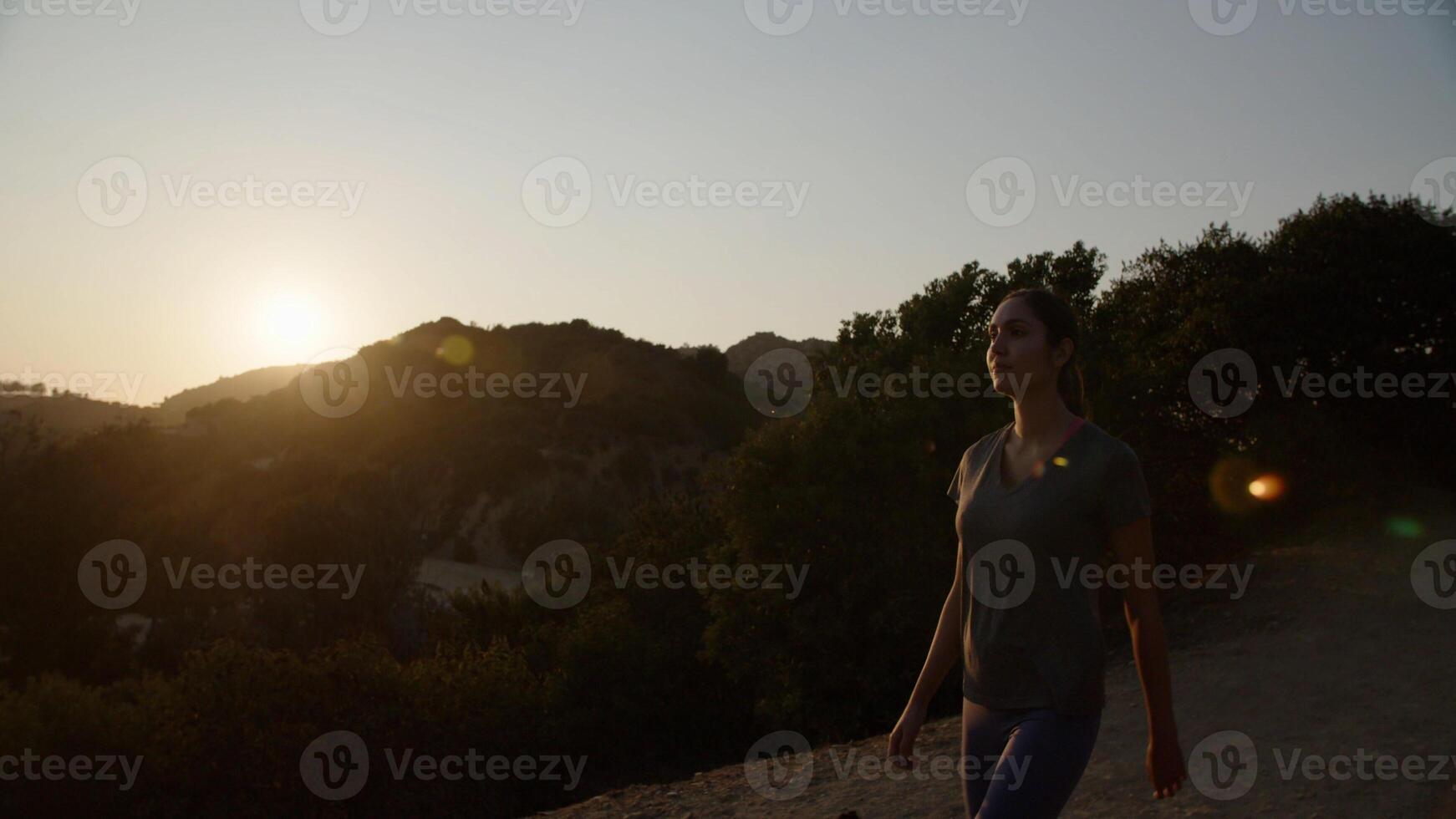 portret van een vrouw die in het zonlicht loopt foto