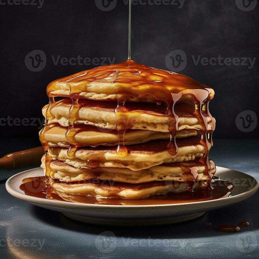 een stack van dik pannekoeken Aan een bord met honing druipend over- hen. eigengemaakt pannekoeken Aan een zwart achtergrond. bord met smakelijk voedsel. achtergrond voor ansichtkaarten, dekt, menu's. ai gegenereerd foto