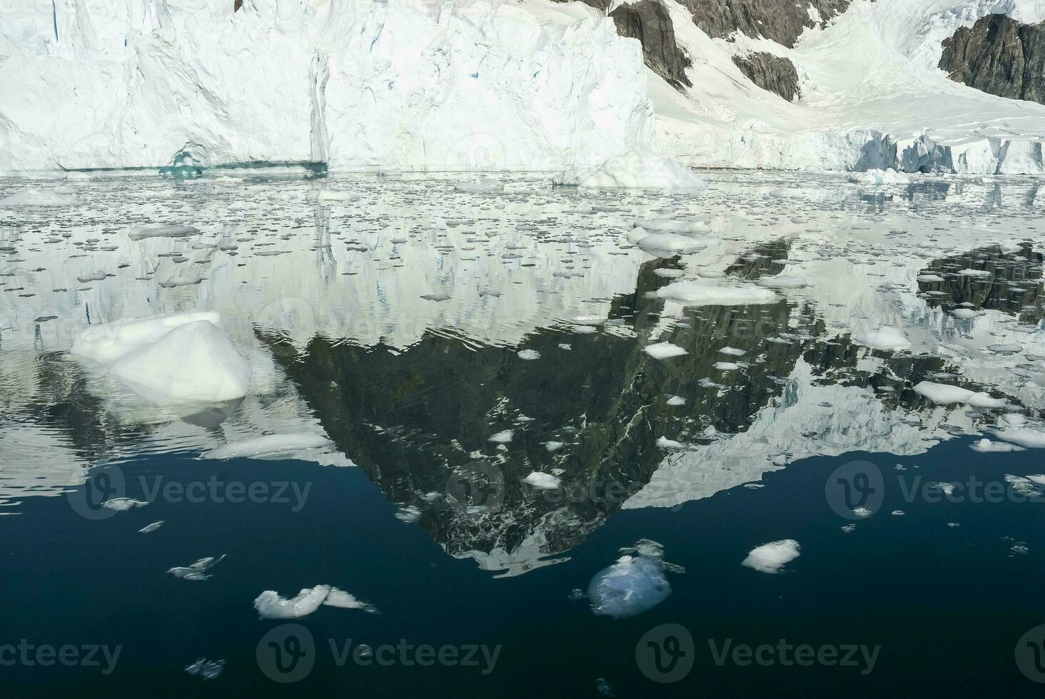 paradijs baai gletsjers en bergen, antartiek schiereiland, antarctica.. foto