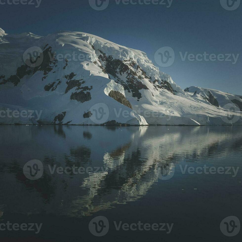 paradijs baai gletsjers en bergen, antartiek schiereiland, antarctica.. foto