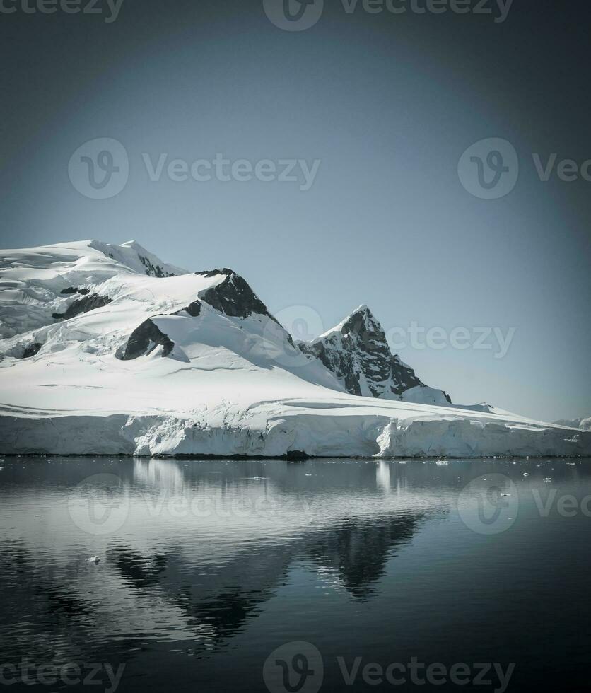 besneeuwd bergen in paraiso baai, Antarctica. foto