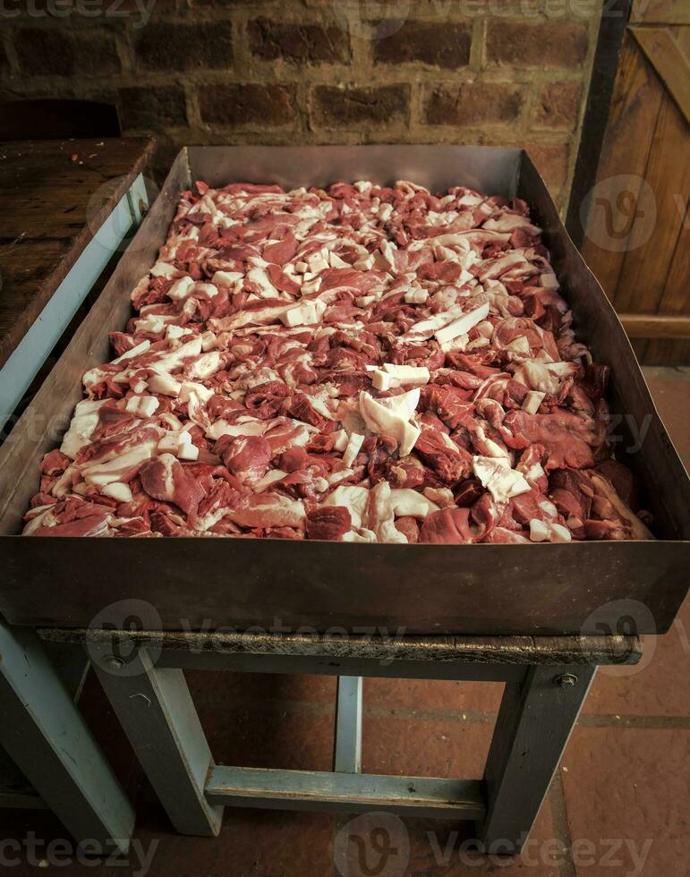 fijngehakt vlees, worst traditioneel voorbereiding, pampa, Argentinië foto