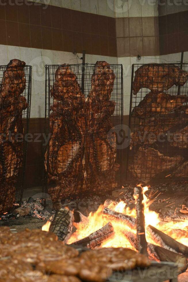 gebraden barbecue, worst en koe ribben, traditioneel Argentijns keuken, Patagonië, Argentinië. foto