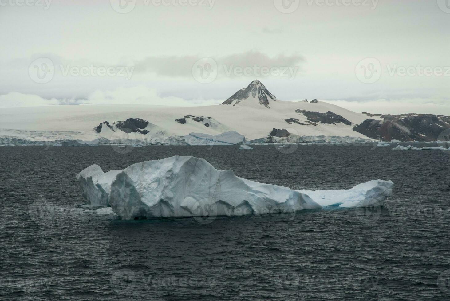 wild bevroren landschap, antarctica foto