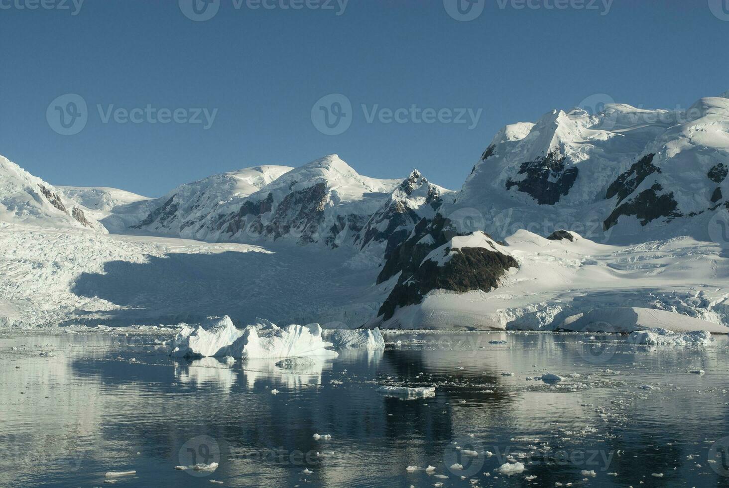 paradijs baai gletsjers en bergen, antartiek schiereiland, antarctica.. foto