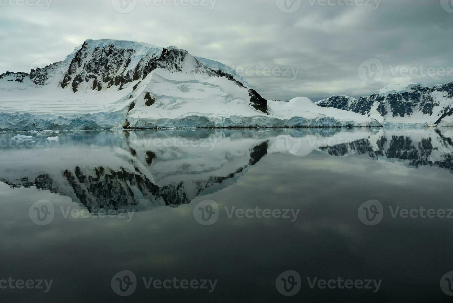 antarctisch bergen landschap , in de buurt haven lacroix, Antarctica. foto