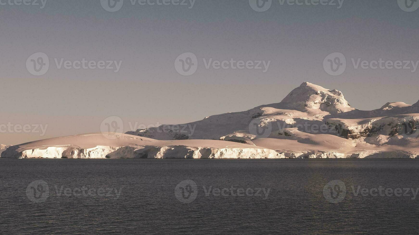 antarctisch bergen landschap , in de buurt haven lacroix, Antarctica. foto