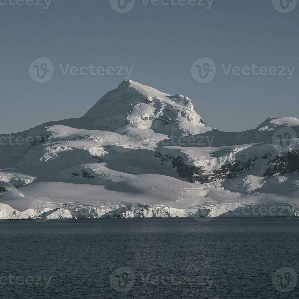 antarctisch bergen landschap , in de buurt haven lacroix, Antarctica. foto