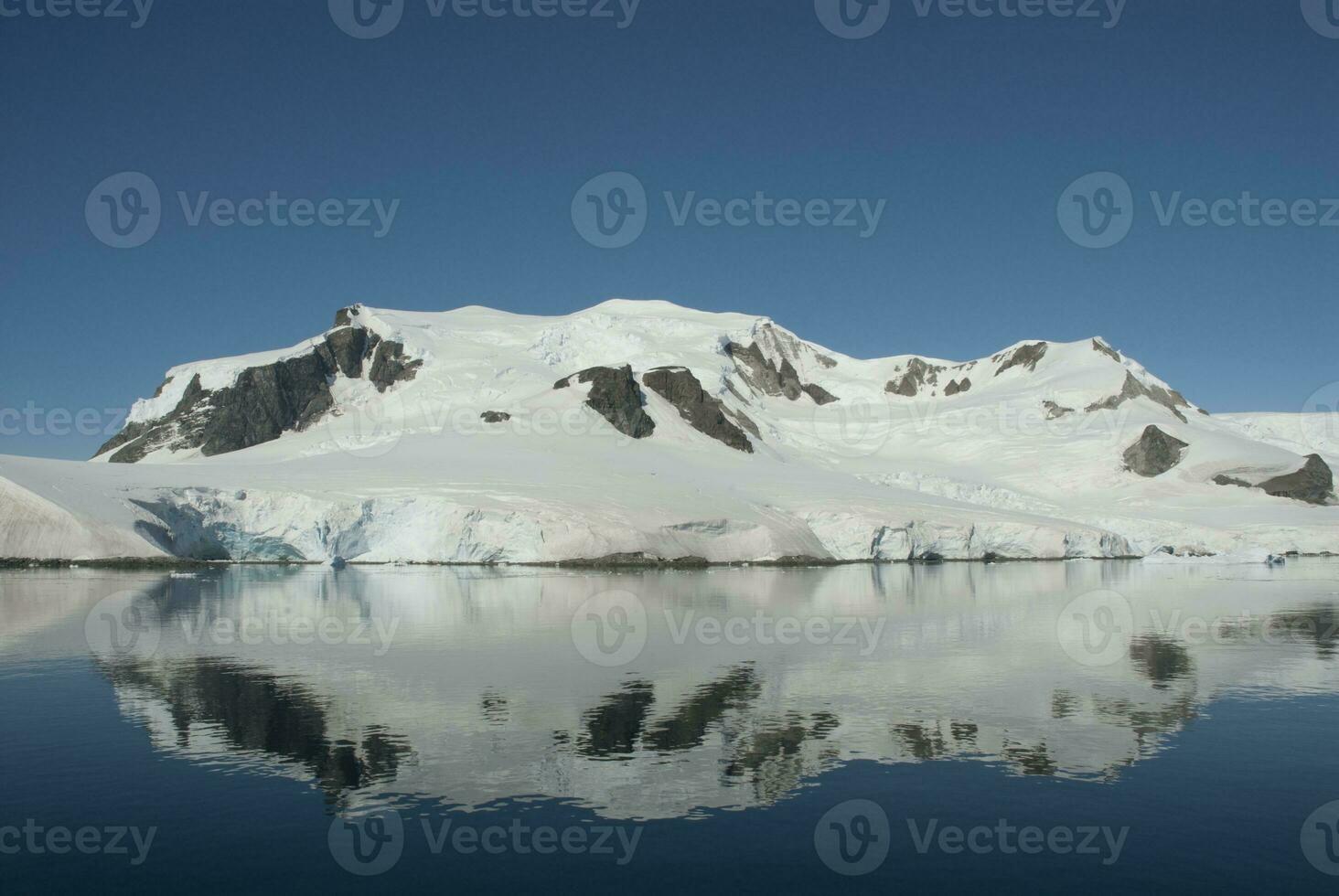 besneeuwd bergen in paraiso baai, Antarctica. foto