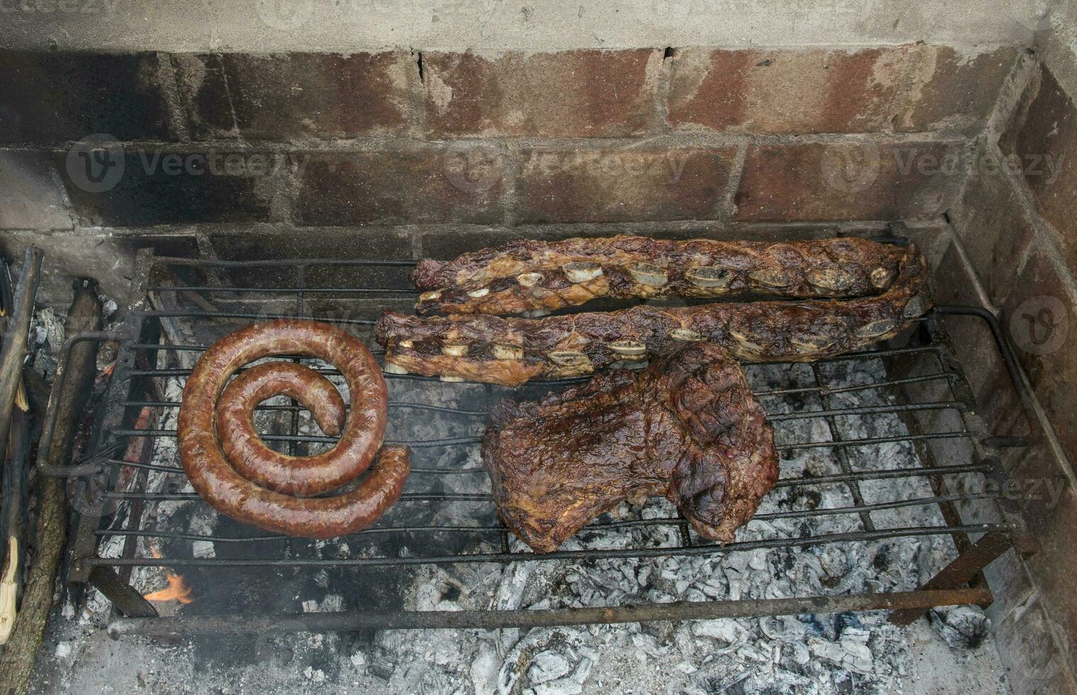 ribben, gebraden rundvlees en chorizo's foto