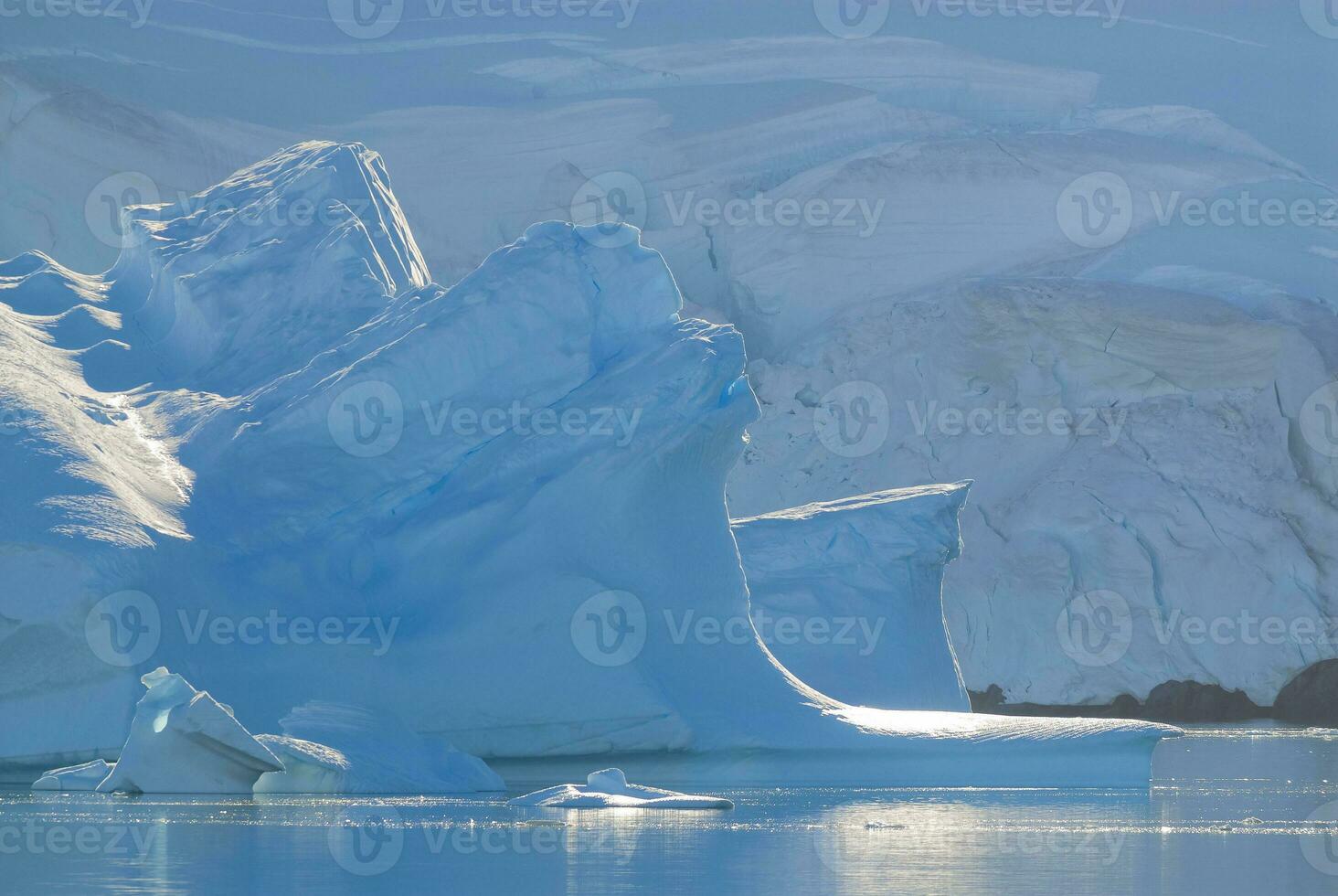 drijvend ijsbergen in paradijs baai, Antarctica. foto