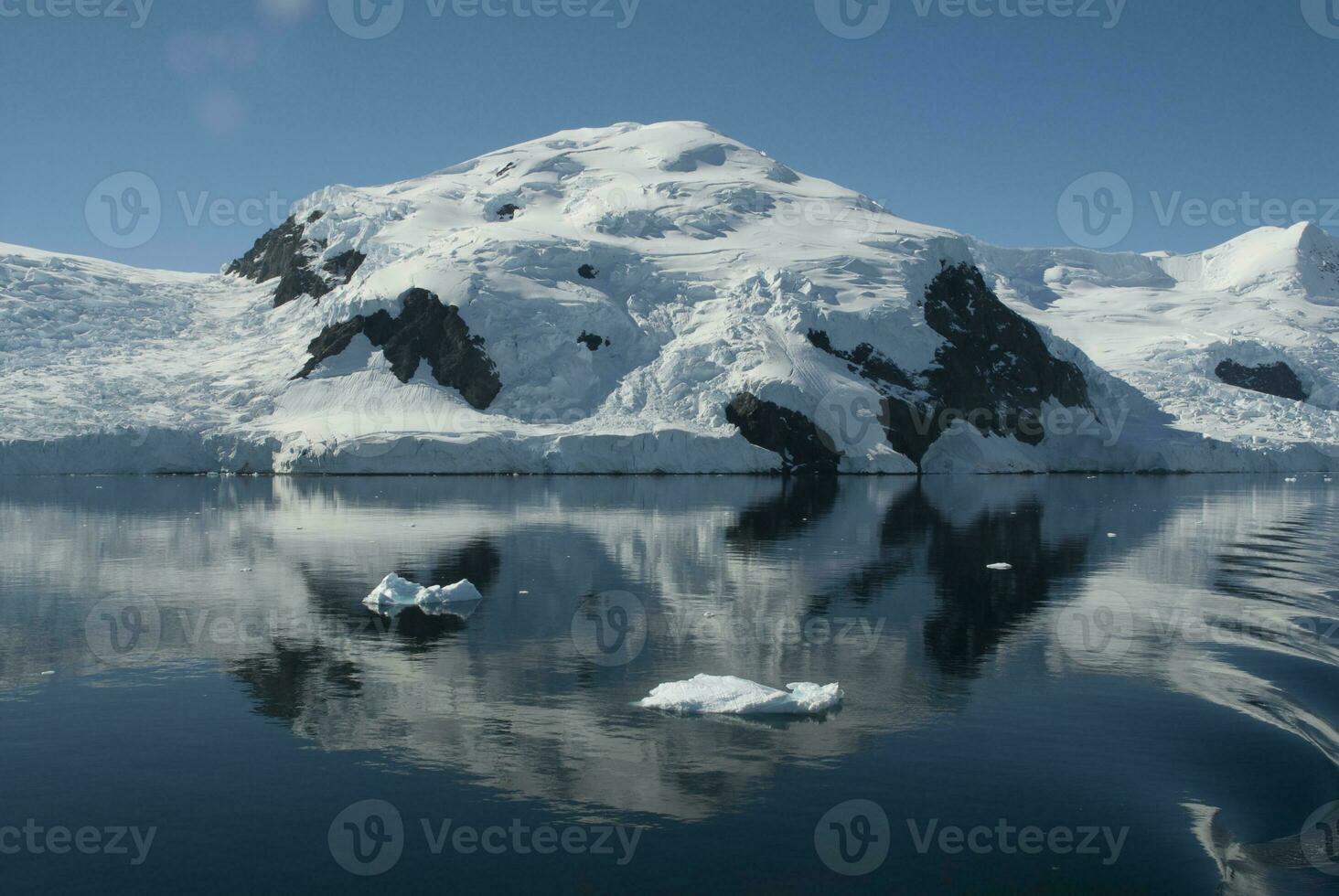 gletsjer in antarctisch bergachtig landschap, antartiek schiereiland foto