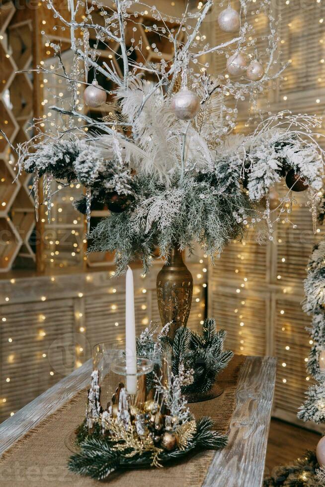 een kaars in een kandelaar versierd in een Kerstmis thema. een decor concept voor huis decoratie voor de nieuw jaar vakantie, tafel decoratie voor kerstmis. foto