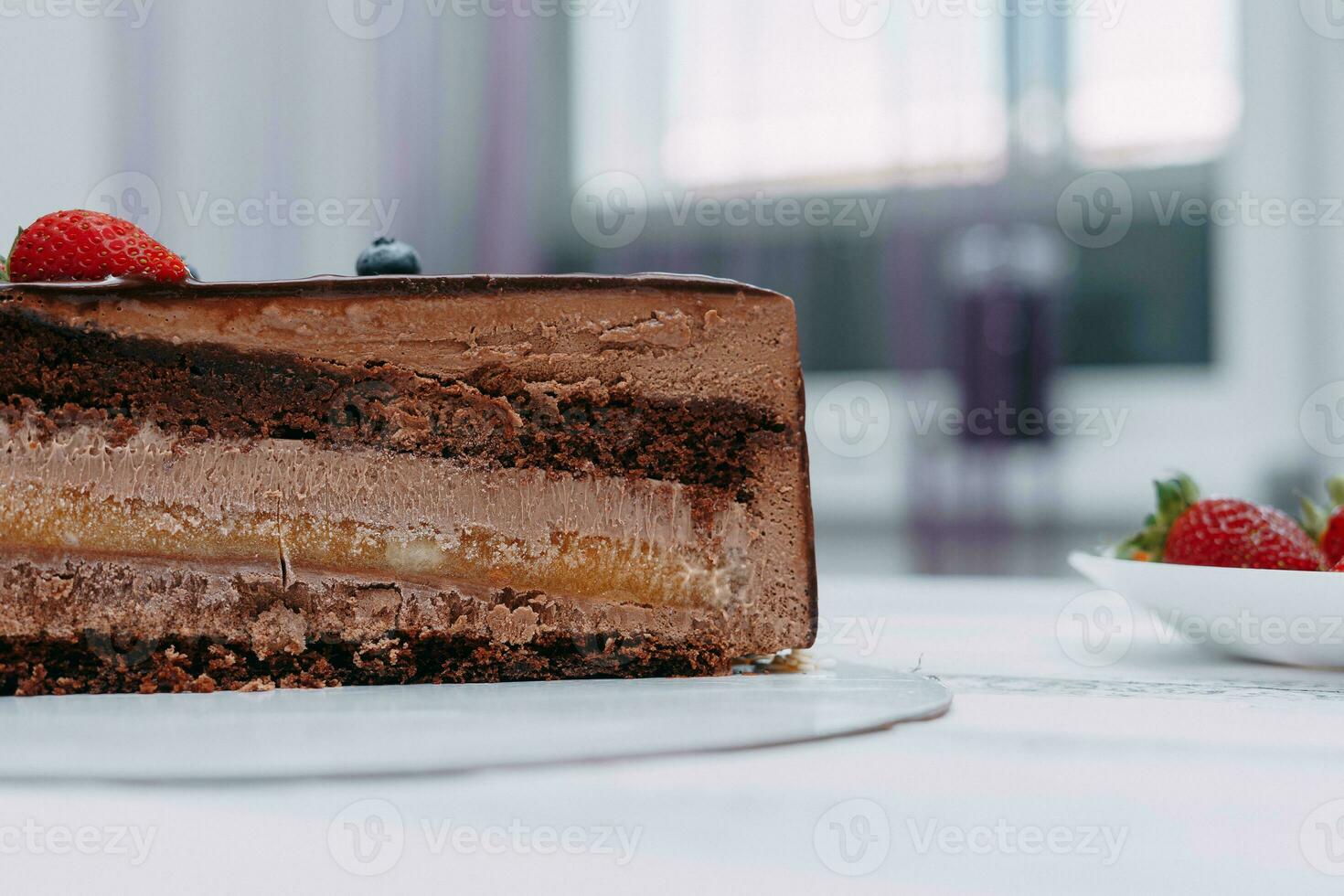 een stuk van chocola taart in de snee. voorbereiding van mousse taart Bij een culinaire meester klas. Koken Bij huis, eigengemaakt voedsel foto