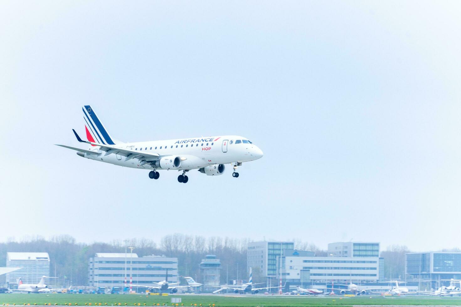 vliegtuig van Air France landen Bij schiphol luchthaven Amsterdam Nederland april 15 2023. foto
