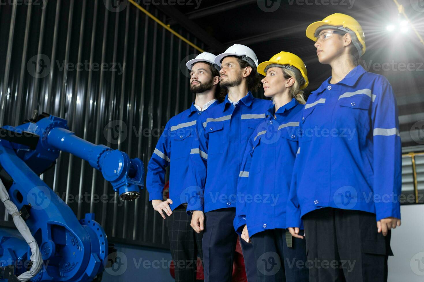 groep van ingenieur personeel arbeiders technicus team mengen ras mengen geslacht lijn staand samen op zoek trots Bij werk. foto