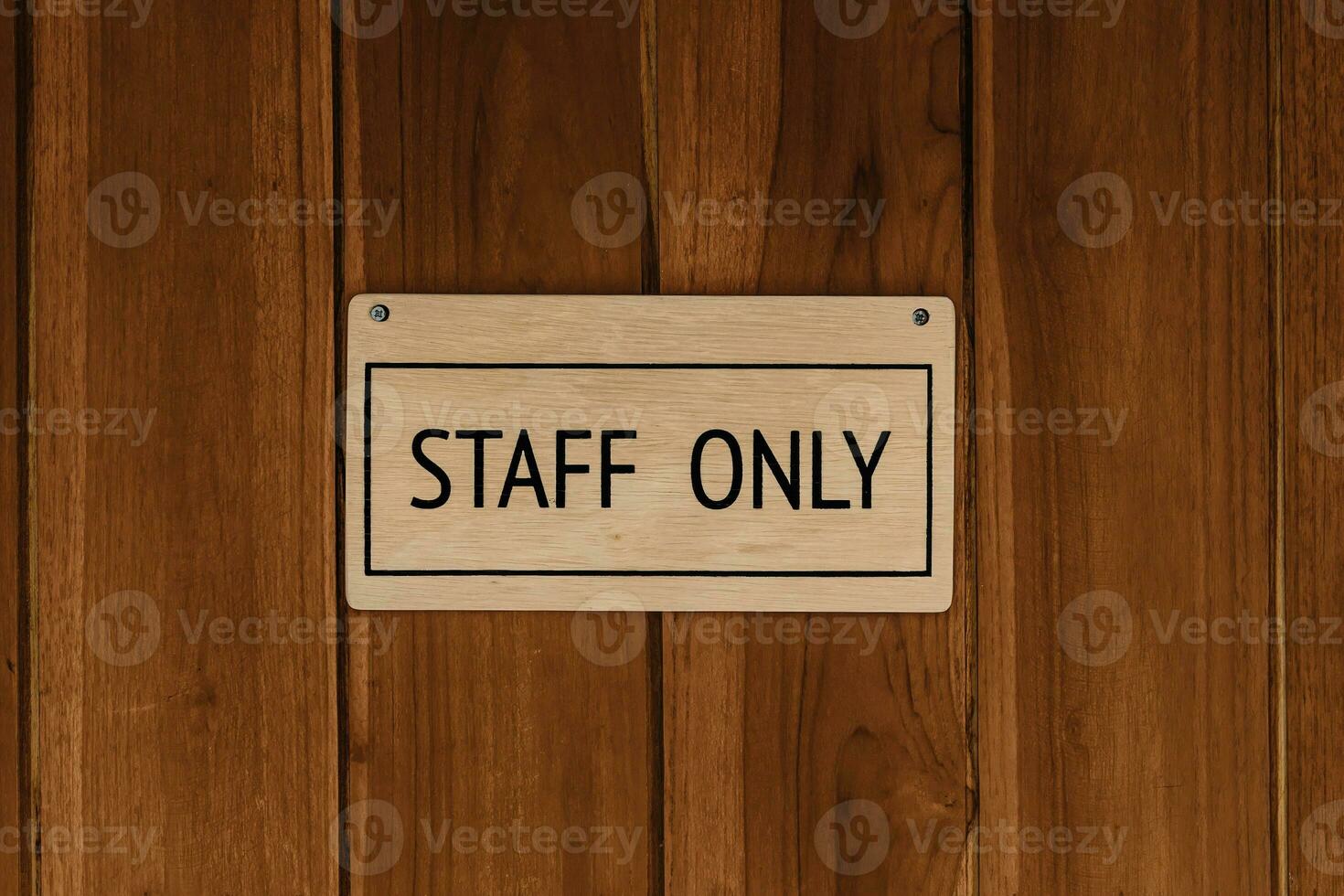personeel enkel en alleen hout tekst insigne teken banier Aan houten deur paneel achtergrond. foto