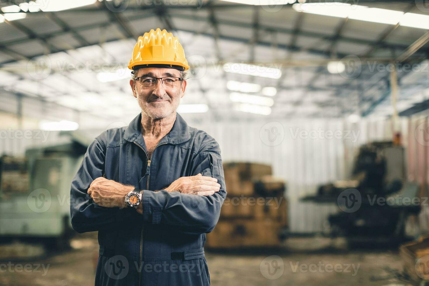 senior hoog vaardigheid professioneel ingenieur mannetje arbeider in zwaar industrie fabriek staand zelfverzekerd. portret gezond ouderen slim arbeider. foto