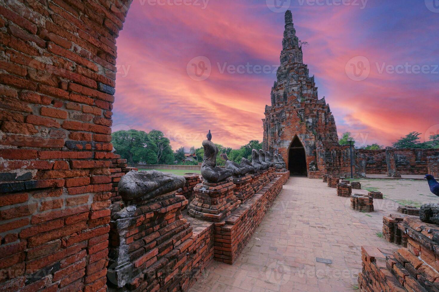 ayutthaya historisch park, oude en mooi tempel in ayutthaya periode wat chaiwatthanaram, Thailand foto