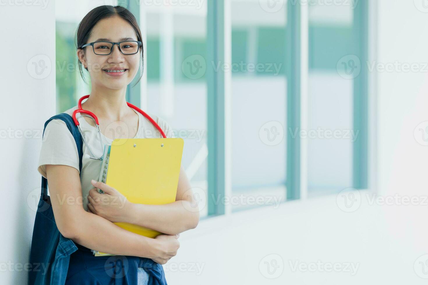 gelukkig dokter medisch Universiteit tiener meisje leerling in school- campus genieten studie onderwijs Aziatisch vrouw. foto