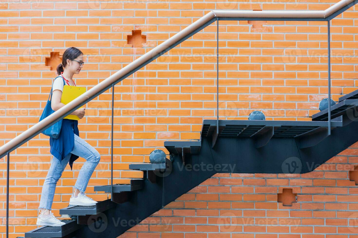 Universiteit leerling wandelen beklimmen trap stap omhoog in school- campus naar stijgen hoger succes slim vrouw concept. foto