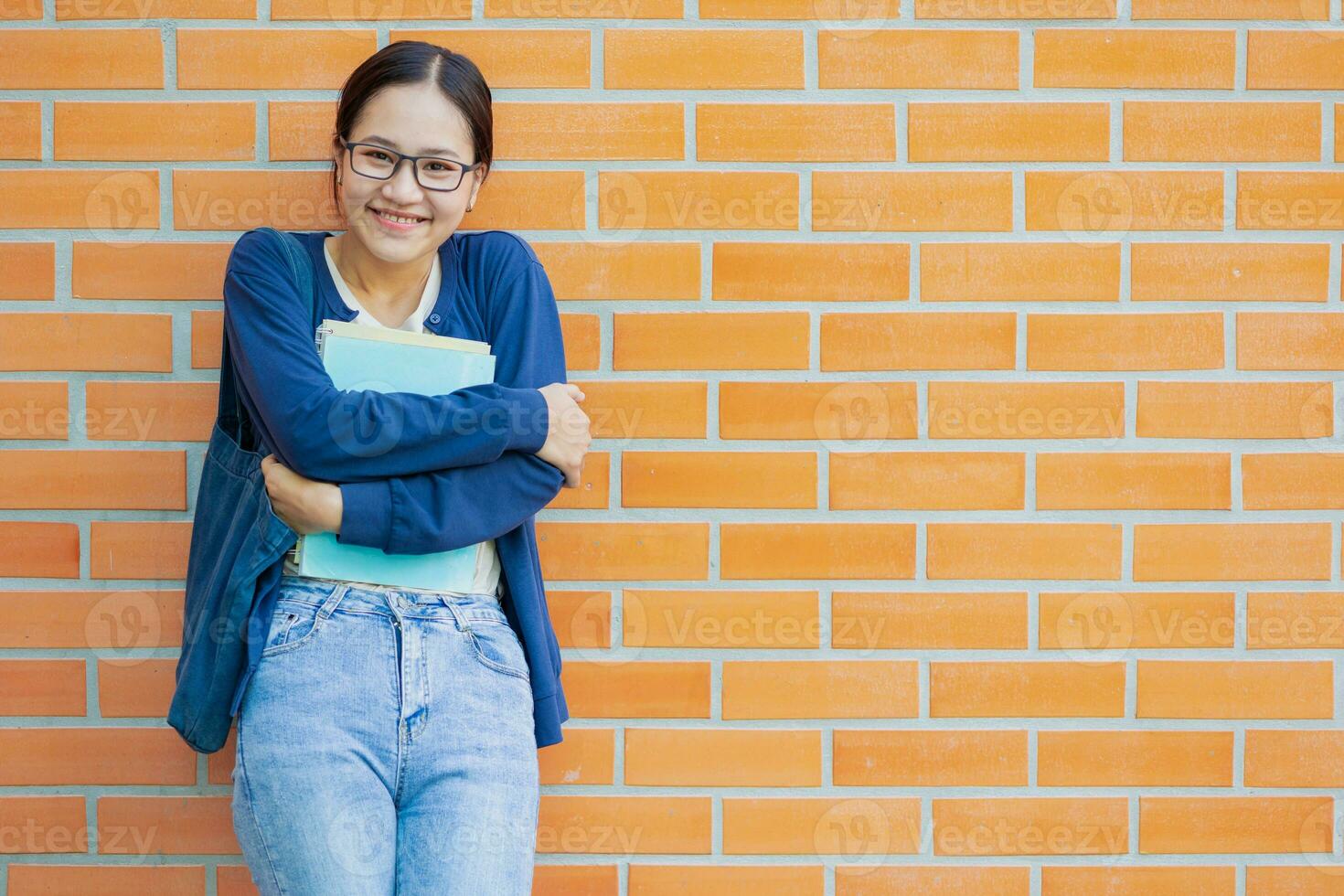 schattig glimlachen lach verlegen Aziatisch Universiteit tiener meisje leerling onderwijs in Universiteit openhartig schot. foto