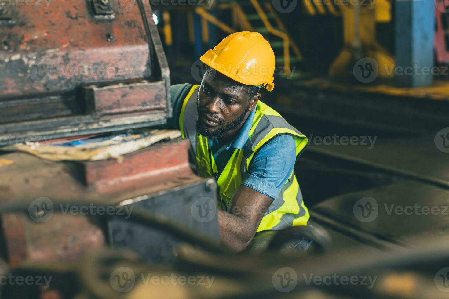 ingenieur mannetje monteur personeel arbeider arbeid werken in zwaar industrie vuil werk plaats onderhoud groot machine. foto