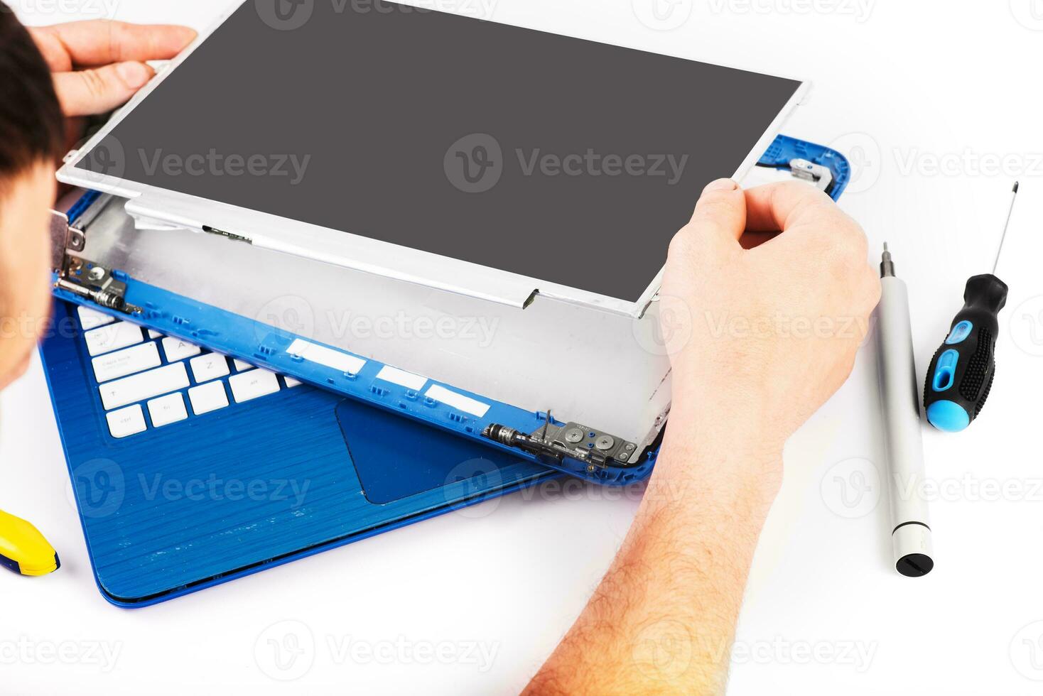 de ingenieur repareert blauwe laptop, pc, computer en het scherm. laptopscherm vervangen. installeert de apparatuur cpu foto