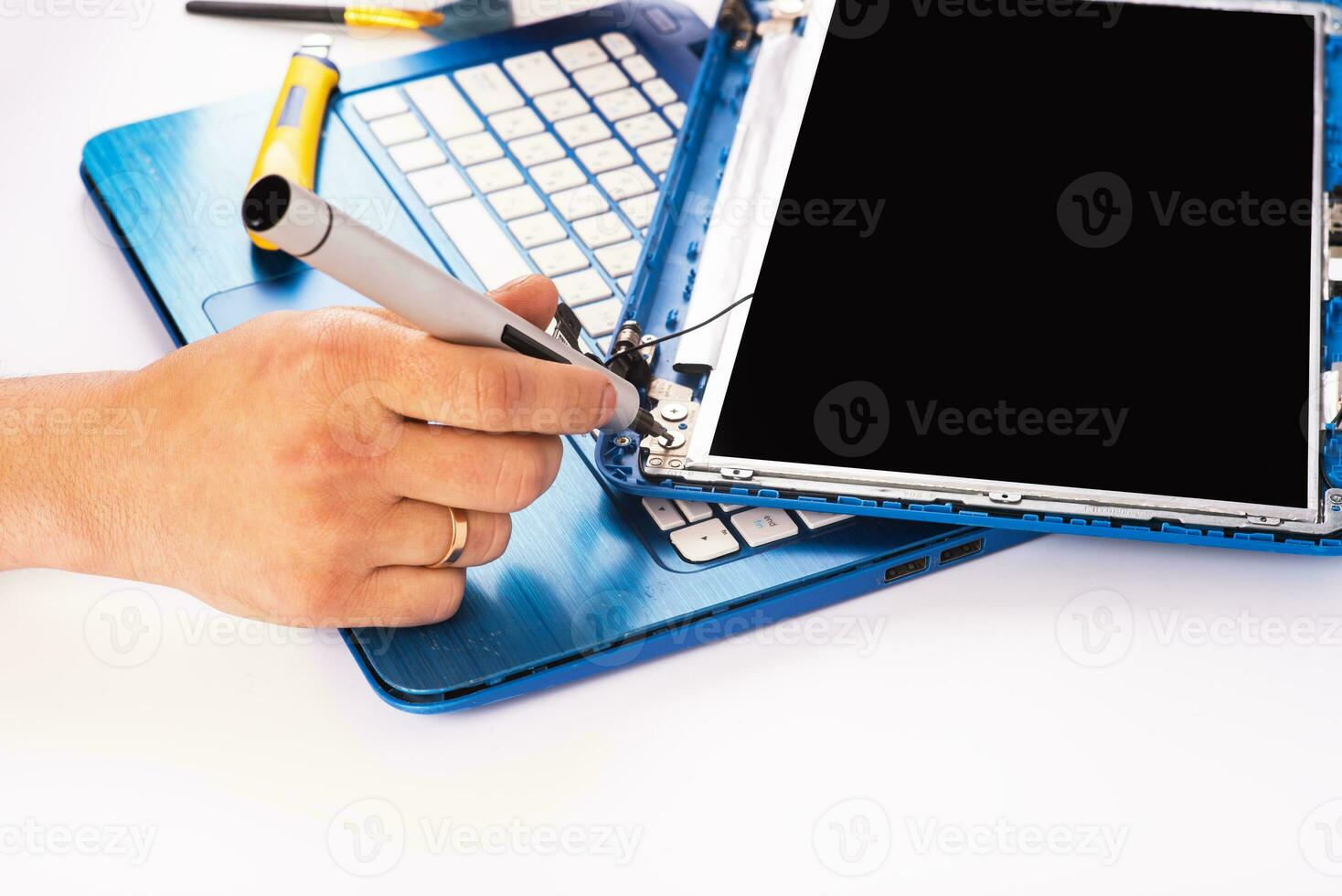de ingenieur repareert blauwe laptop, pc, computer en het scherm. laptopscherm vervangen. installeert de apparatuur cpu foto