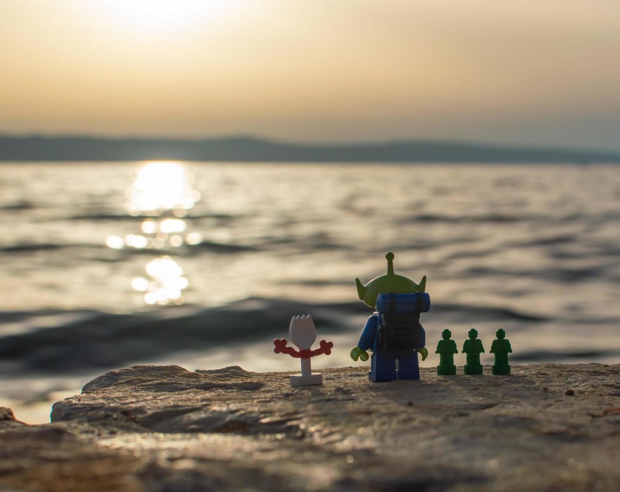 warschau - 2020 - minifiguren met lego-speelgoedverhalen kijken naar de zonsondergang foto