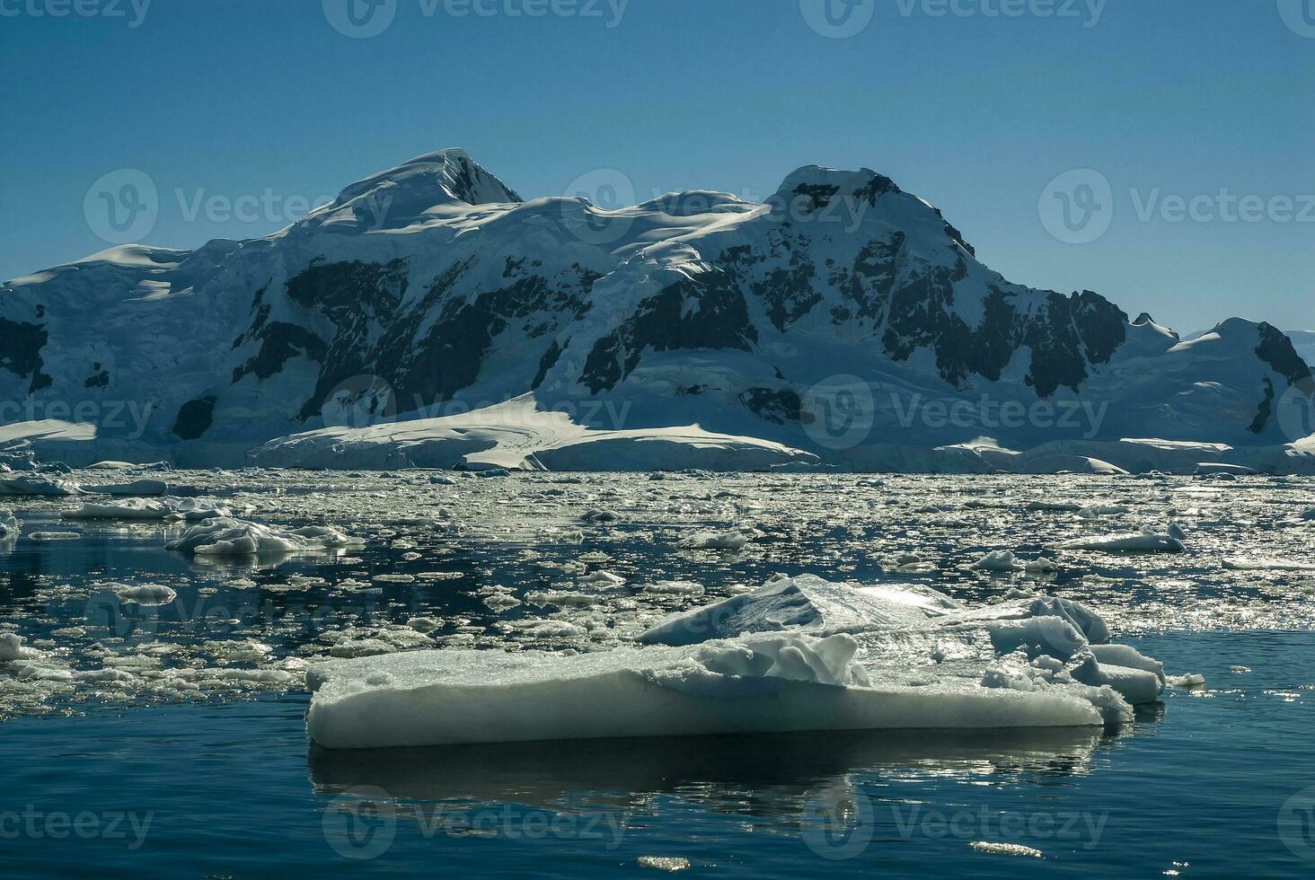 paradijs baai gletsjers en bergen, antartiek schiereiland, antarctica.. foto