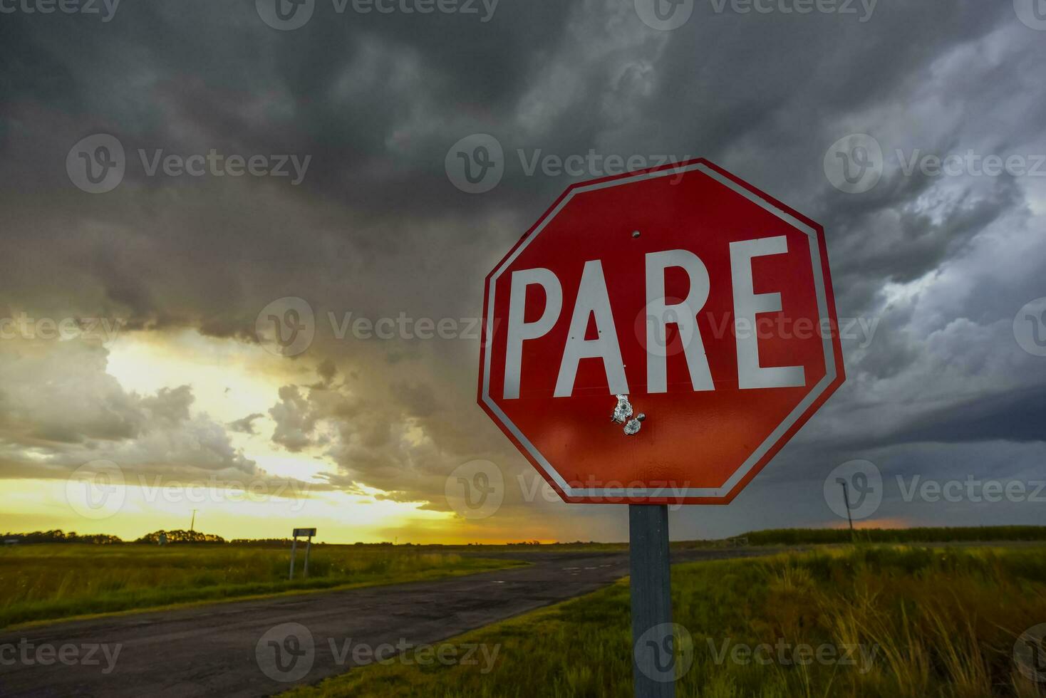 stormachtig lucht ten gevolge naar regen in de Argentijns platteland, la pampa provincie, Patagonië, Argentinië. foto