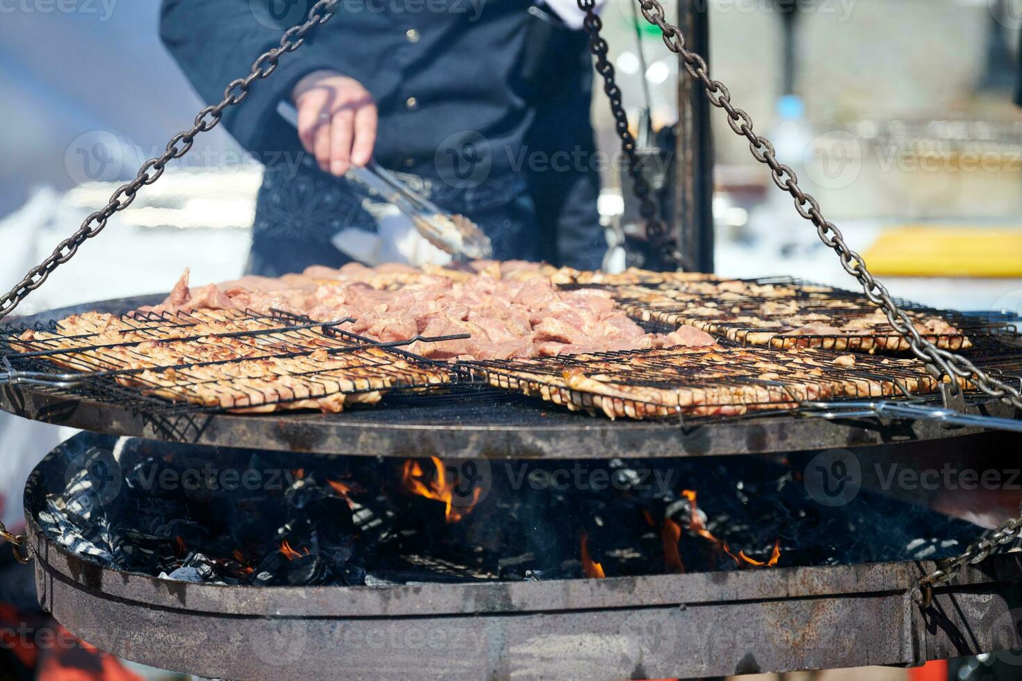 Koken kip barbecue Aan bbq rooster mand met houten handvat, straat voedsel en snel voedsel festival foto
