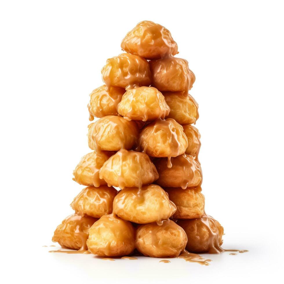 heerlijk croquembouche geïsoleerd Aan wit achtergrond foto