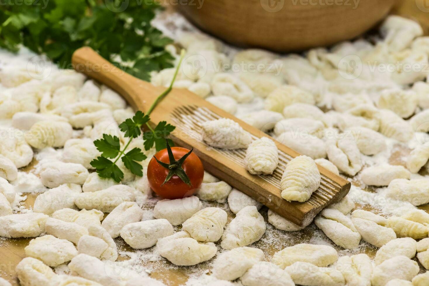 eigengemaakt gnocchi, bereid Aan de tafel met ingrediënten. foto